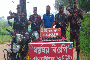 মাধবপুরে ২৭ বোতল ভারতীয় মদসহ পাচারকারী আটক