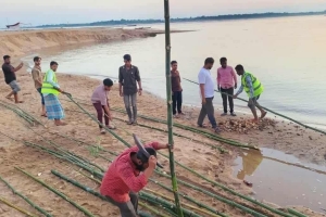যাদুকাটা নদীর বালু লুট ঠেকাতে ইজারাদারের বাঁশের বেড়া