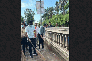 সিলেটে পরিবেশ দিবসে পরিবেশ রক্ষায় ঝাড়ু হাতে ডিসি সারওয়ার