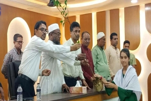 জকিগঞ্জে বিভিন্ন শিক্ষা প্রতিষ্ঠানে গাছের চারা বিতরণ করলেন এমপি আবুল হাসান