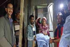 তাহিরপুরে শীতার্ত মানুষের পাশে ইউএনও, বাড়ি বাড়ি গিয়ে কম্বল বিতরণ
