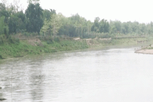 কুলাউড়ায় মনু নদীর বেড়িবাঁধ কেটে পাইপ বসাতে গিয়ে মাটি চাপায় একজন নিহত