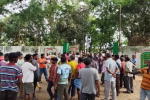 পাত্রখোলা চা বাগানে উত্তেজনা, অনির্দিষ্টকালের কর্মবিরতির দ্বিতীয় দিন