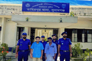 তাহিরপুরে যাদুকাটা নদীতে বালু উত্তোলনকালে নৌকাসহ আটক -২