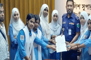 মৌলভীবাজারে হাফিজা খাতুন বালিকা উচ্চ বিদ্যালয়ের শিক্ষার্থীদের স্মারকলিপি