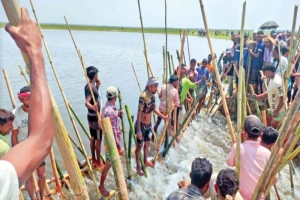সুনামগঞ্জে হাজারো কৃষকের প্রাণান্তকর চেষ্টায় রক্ষা পেল দেখার হাওর