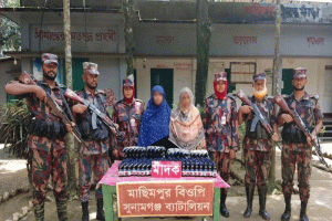 সুনামগঞ্জে ৩০২ বোতল ভারতীয় সিরাপসহ দুই নারী আটক