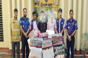মৌলভীবাজারে তিনশো পিস ভারতীয় শাড়ি জব্দ, গ্রেপ্তার ২