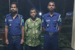ইজারা বহির্ভূত জায়গা থেকে বালু উত্তোলনকালে কোম্পানীগঞ্জে যুবক আটক