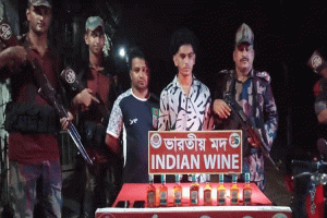 মাধবপুরে ভারতীয় মদসহ ২ পাচারকারী আটক