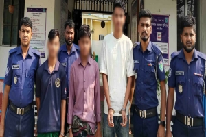 কানাইঘাটে ভারতীয় চা পাতাসহ ৩ চোরাকারবারি আটক