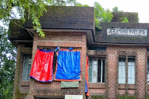 চিকিৎসকের কর্মস্থল শান্তিগঞ্জ, সেবা দিচ্ছেন ঢাকায়