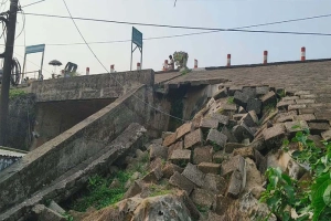 ধসে পড়ছে সুনামগঞ্জের আব্দুজ জহুর সেতুর সংযোগ সড়ক