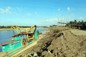 নবীগঞ্জে কুশিয়ারা নদী থেকে অবাধে চলছে বালু লুট