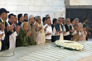 শহীদ জিয়াউর রহমানে কবরে শ্রদ্ধা জানালেন তারেক রহমান