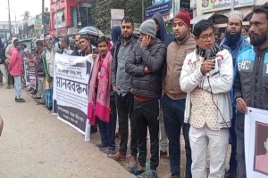 নিরাপদ সড়কের দাবিতে ছাতকে মানববন্ধন