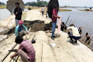 শাল্লায় রাতের আঁধারে কাটা ফসলরক্ষা বাঁধ মেরামত