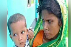 নবীগঞ্জে সন্তান কোলে নিয়ে এক মায়ের দীর্ঘ অপেক্ষা