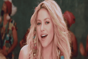 মঞ্চে পড়ে গেলেন শাকিরা