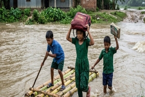 সুনামগঞ্জে ঝুঁকির রুপেশ্বরী: নদী সাঁতরে স্কুলে যায় শিক্ষার্থীরা