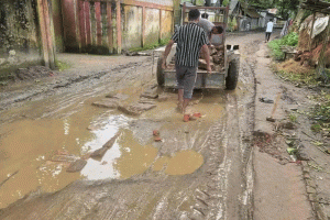 জগন্নাথপুরে খানাখন্দে ভরা সড়কগুলো এখন মরণ ফাঁদ!