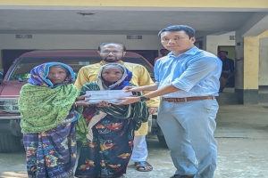 দোয়ারাবাজারে অনাথ দুই বোনকে স্থানীয় প্রশাসনের আর্থিক অনুদান