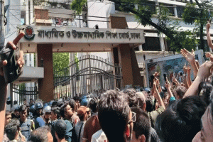 শিক্ষামন্ত্রীর পদত্যাগের দাবিতে ঢাকা শিক্ষাবোর্ড ঘেরাও