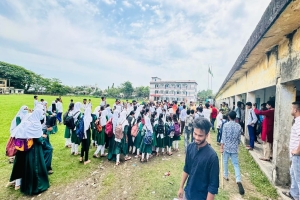 দোয়ারাবাজারে পলাতক শিক্ষককে স্কুলে ফেরানোর চেষ্টায় শিক্ষার্থীদের বাঁধা