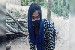 “হামাগুড়ি দিয়ে স্বপ্নের পথে: মনার অদম্য সাহস”