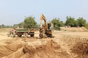 বিশ্বম্ভরপুরে সরকারি নিষেধাজ্ঞা অমান্য করে ফসলি জমির মাটি যাচ্ছে বাঁধে