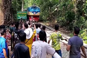 পর্যটকদের কাছে যতটা আকর্ষণ, ততটাই বাড়াচ্ছে ঝুঁকি
