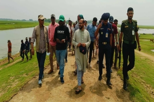 তাহিরপুরে ফসল রক্ষা বাঁধ পরিদর্শনে জেলা প্রশাসক