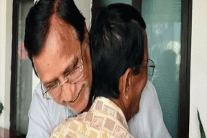 কনুই মারা সেই সাংবাদিককে বুকে জড়িয়ে নিলেন বিএনপি নেতা সালাম