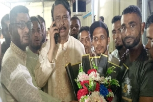 এমপি মিলনের সাথে প্রাথমিক বিদ্যালয় দপ্তরী-প্রহরীদের ঈদ শুভেচ্ছা