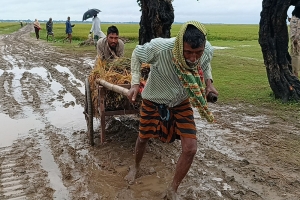 সুনামগঞ্জের বেহাল সড়কে কৃষকদের সোনার ধান ঘরে তোলাই দায়