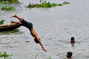 কুলাউড়ায় বাড়ির পাশের ডোবার পানিতে একই পরিবারের তিন শিশুর মৃত্যু