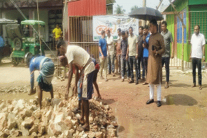 মাধবপুরে মেয়র প্রাথী বাদল পাঠানের নিজস্ব অর্থায়নে সড়ক সংস্কার