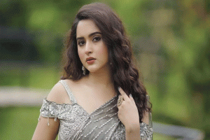 সাড়ে ৫টায় প্রিমিয়ারে ডেকে নায়িকা এলেন অনুষ্ঠান শেষে