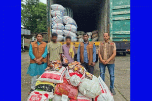সুনামগঞ্জে কাভার্ডভ্যানসহ বিপুল পরিমাণ ভারতীয় ফুচকা জব্দ, আটক ২