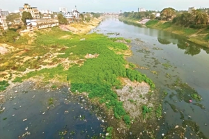 সিলেটের প্রাণরেখা সুরমা নদী এখন বর্জ্যের ভাগাড়