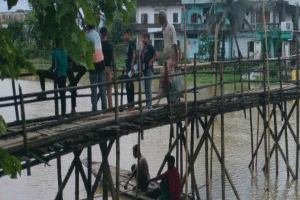 জগন্নাথপুরে কাঠ ও  বাঁশের সাঁকো দিয়ে পারাপার