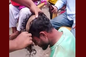 হবিগঞ্জে শিশু ধর্ষণের অভিযুক্ত যুবককে মাথা ন্যাড়া করে পুলিশে সোপর্দ