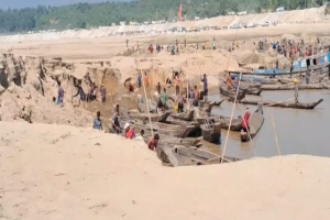 দোয়ারাবাজারে ইজারার আড়ালে চলছে লুটপাট: নদীর পাড় কেটে বালু উত্তোলন