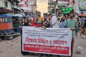 অধিকার আদায়ের দাবিতে সুনামগঞ্জে হোটেল শ্রমিকদের লাল পতাকা মিছিল
