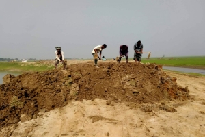 ​মাটি সংকটে হাওরের বাঁধ নির্মাণে স্থবিরতা, ফসল রক্ষা নিয়ে কৃষকদের শঙ্কা
