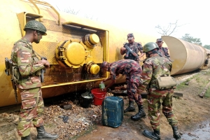মাধবপুরে লাইনচ্যুত ট্রেন থেকে এক হাজার লিটার ডিজেল উদ্ধার