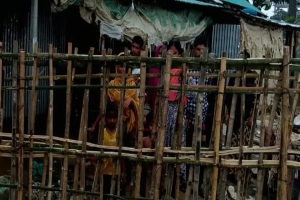 সুনামগঞ্জে বাঁশের বেড়া দিয়ে ৫ টি পরিবারকে গৃহবন্দি করার অভিযোগ