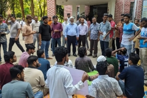 ছাত্র সংসদ নির্বাচনের দাবিতে শাহজালাল বিজ্ঞান ও প্রযুক্তি বিশ্ববিদ্যালয়ে অবস্থান কর্মসূচি