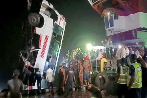 ফেরিঘাটে ঘাটে বাসডুবি: নিহতের সংখ্যা বেড়ে ২৫