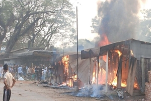 জকিগঞ্জের শরীফগঞ্জ বাজারে ভয়াবহ অগ্নিকাণ্ড: পুড়ে ছাই একাধিক দোকান